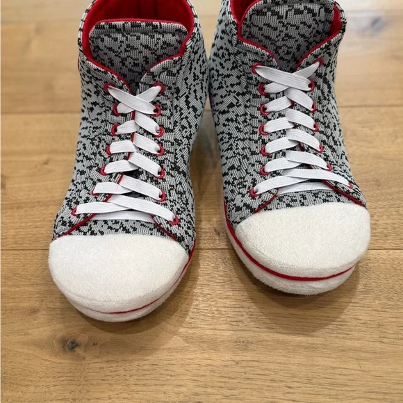 🏠 Sneaker-Style House Slippers - Houndstooth Pattern 🏠 - Picture 2 of 5